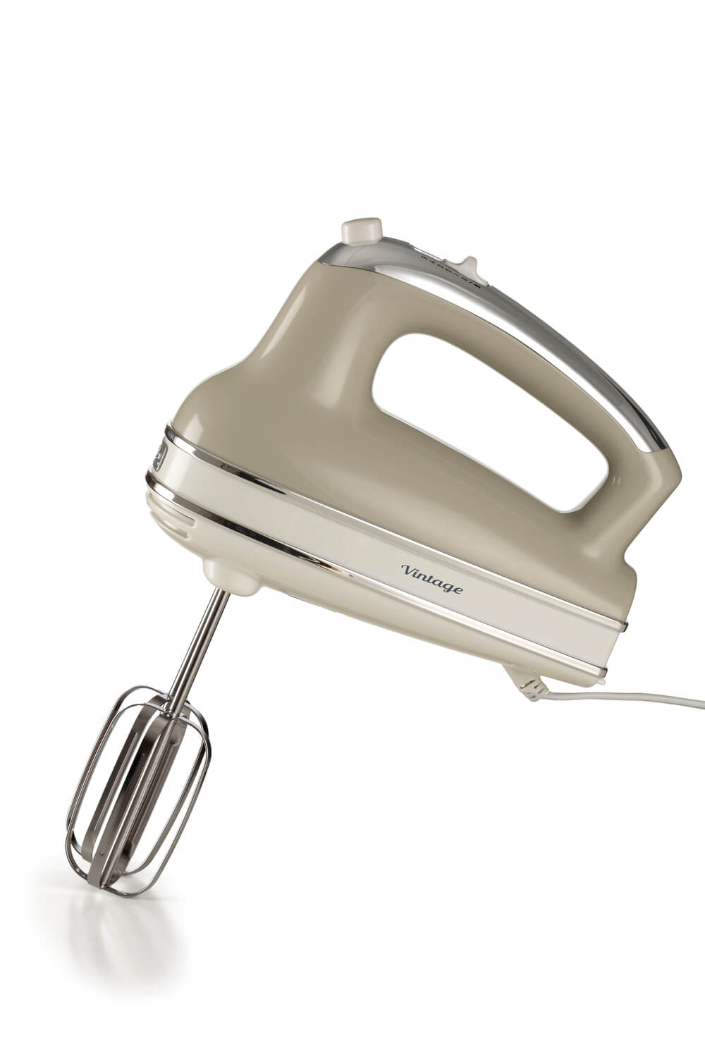 Schräge Ansicht eines beigen Vintage-Mixers mit Chromakzenten vor einem schlichten weißen Hintergrund.