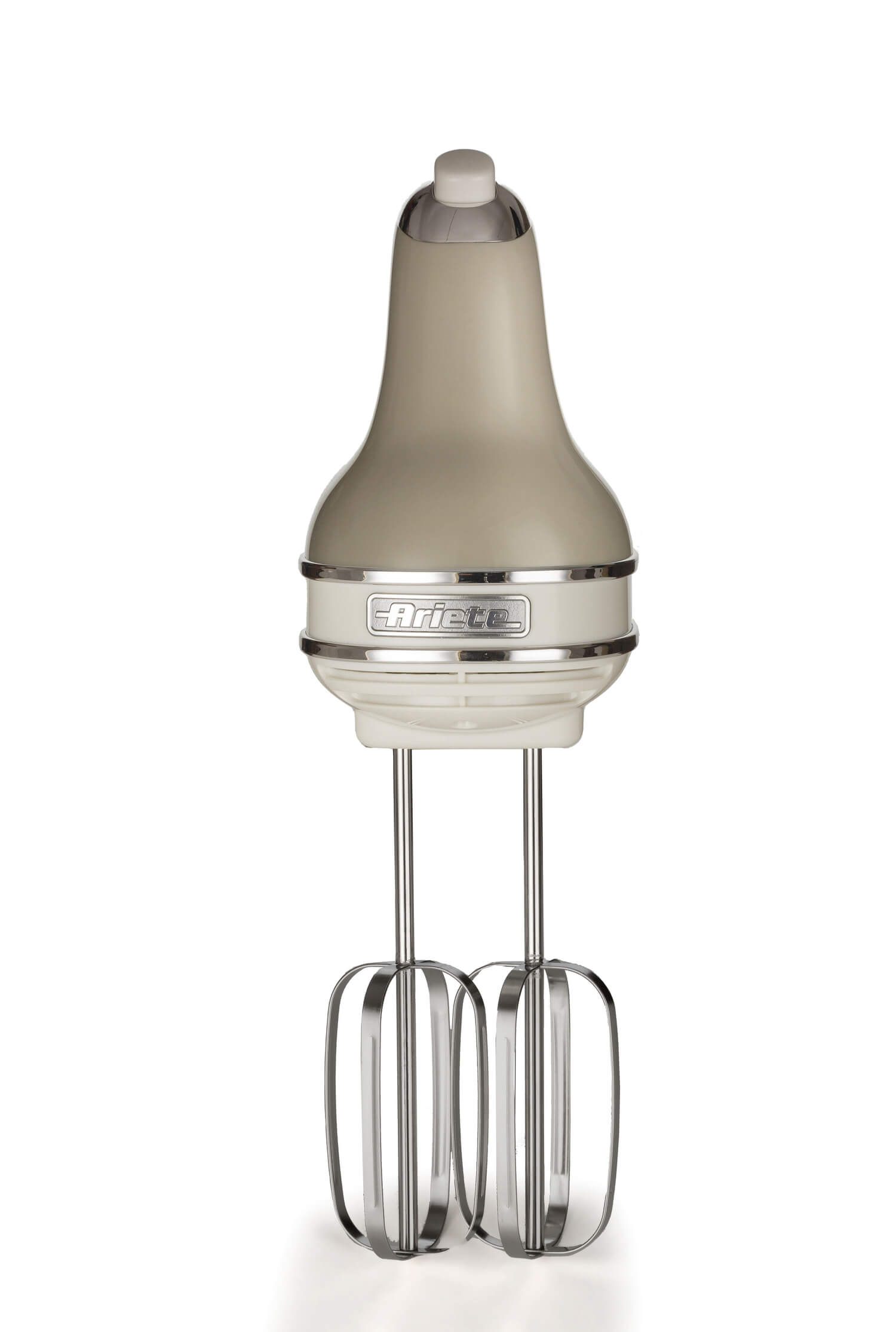 Ein beigefarbener Handmixer mit Chromakzenten und Schneebesen. Der Mixer steht auf weißem Hintergrund. Die Marke 'Ariete' ist sichtbar.