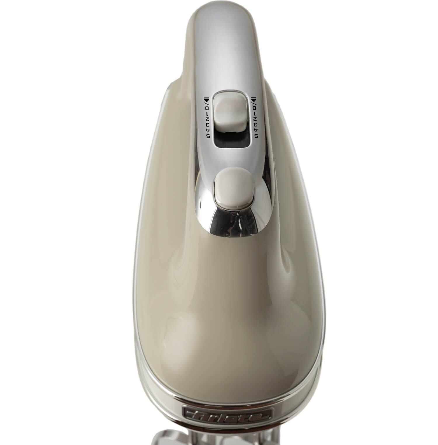 Draufsicht auf einen beigefarbenen Handmixer. Er hat einen Chromschieber mit Zahlen und einen Knopf. Die Marke ist sichtbar.