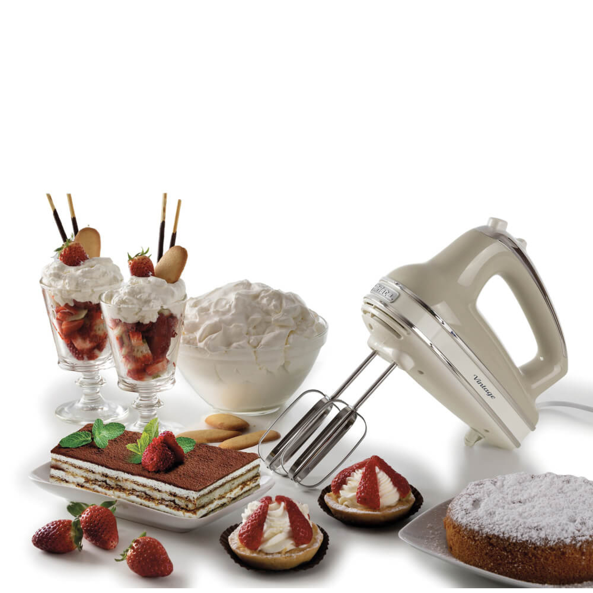 Beiger Vintage-Mixer mit Desserts. Tiramisu, Erdbeertörtchen und Parfaits vor einem weißen Hintergrund.