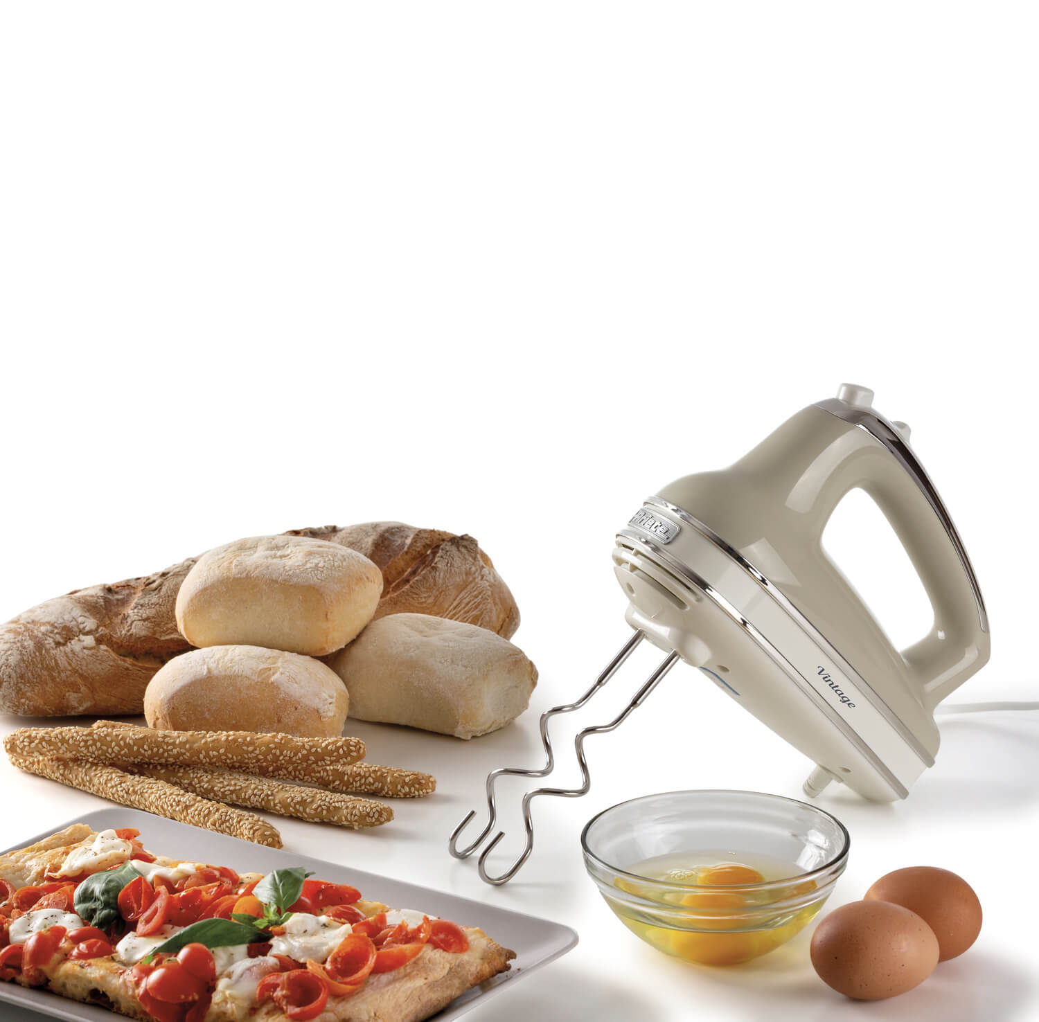 Handmixer mit Brot und Pizza-Zutaten auf weißer Oberfläche.
