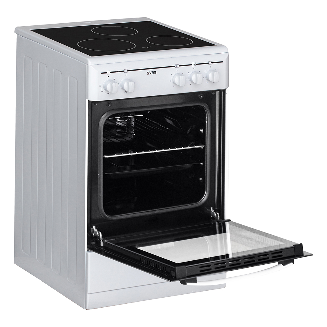Un horno blanco con la puerta abierta. Tiene una placa de cocina negra y mandos de control.