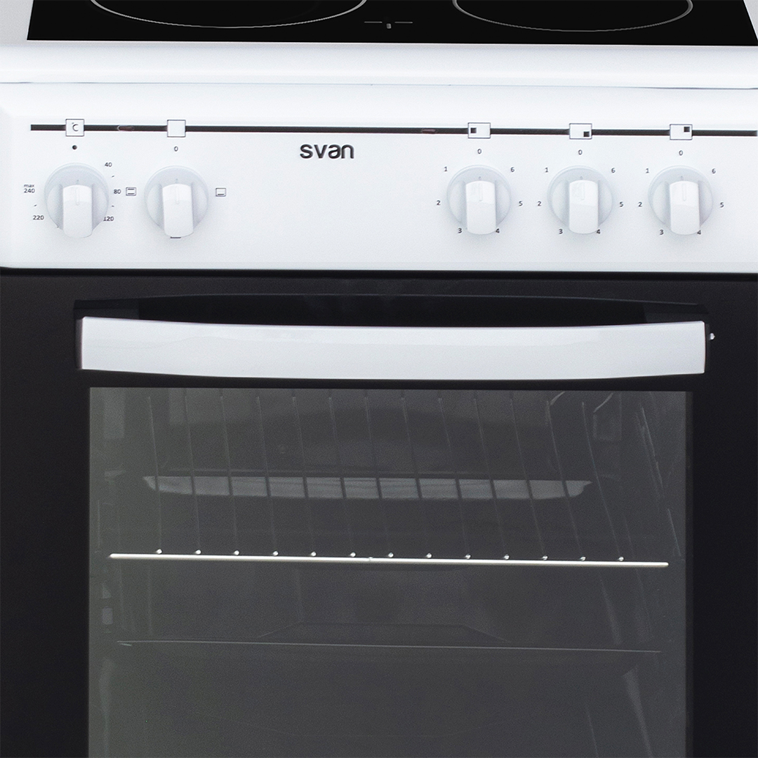 Horno blanco con puerta y panel de control negros. Se ven perillas. Puerta del horno cerrada. Zonas de cocción negras arriba.
