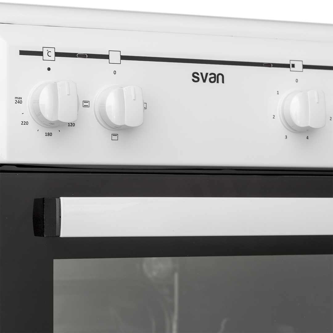 Primer plano de los mandos de un electrodoméstico de cocina blanco.