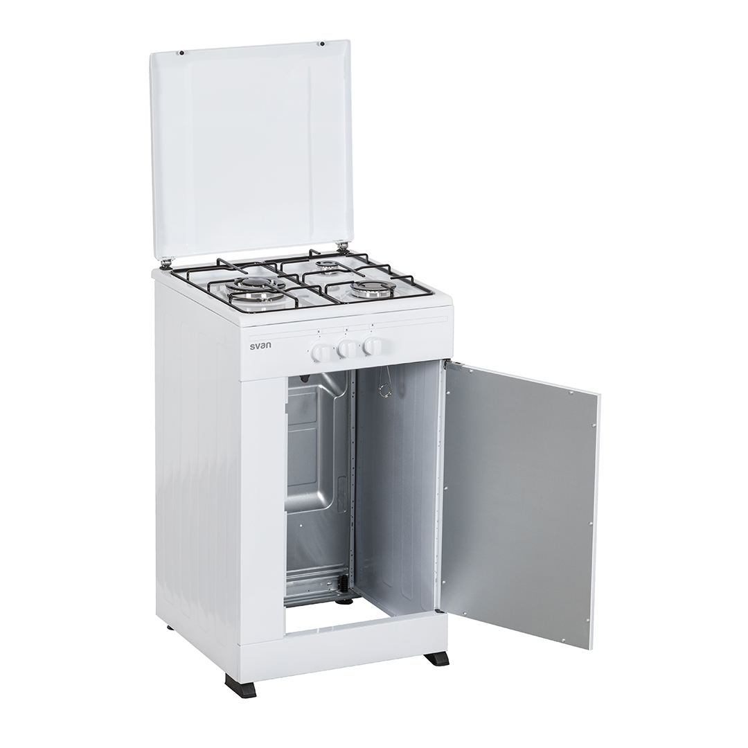 Una cocina de gas blanca con la puerta del horno abierta. La encimera tiene cuatro quemadores y la tapa está abierta.