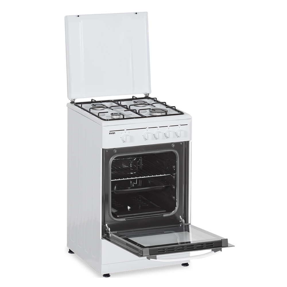 Estufa blanca con puerta abierta. Cuatro quemadores de gas. Puerta del horno abierta. Fondo blanco. Logo Svan.