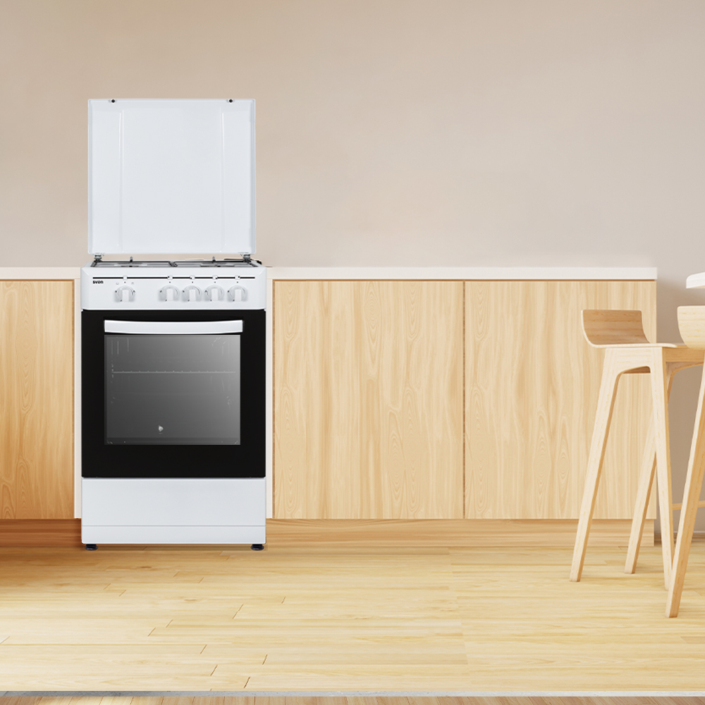 Horno blanco con tapa abierta y puerta negra. Gabinetes y piso de madera beige visibles. Taburete a la derecha.