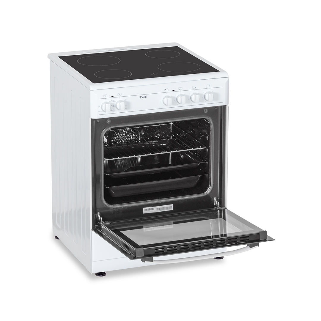 Horno blanco con la puerta abierta. Se ven estantes interiores. La estufa está sobre una superficie blanca.