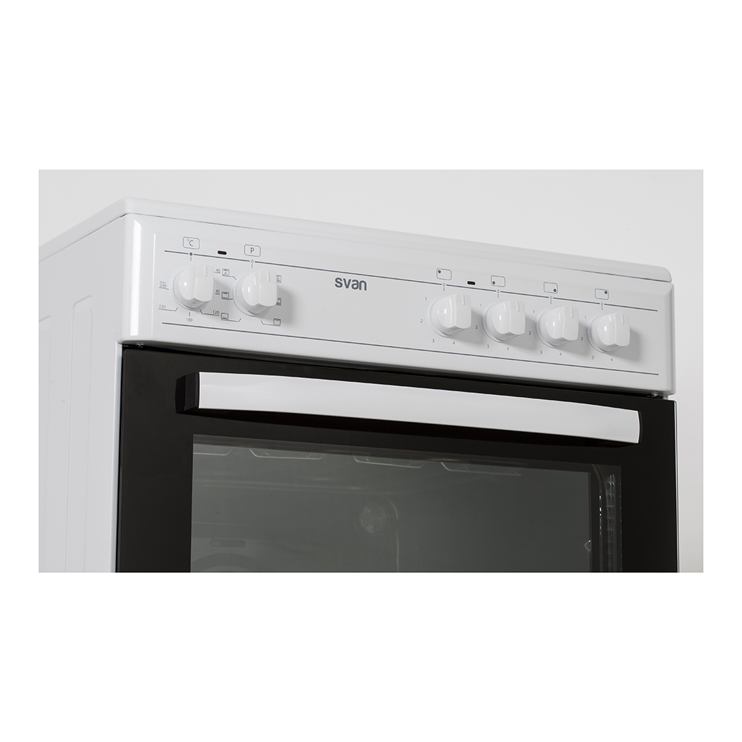 Vista de cerca del panel de control de un horno blanco. Se ven las perillas y el nombre de la marca del horno.