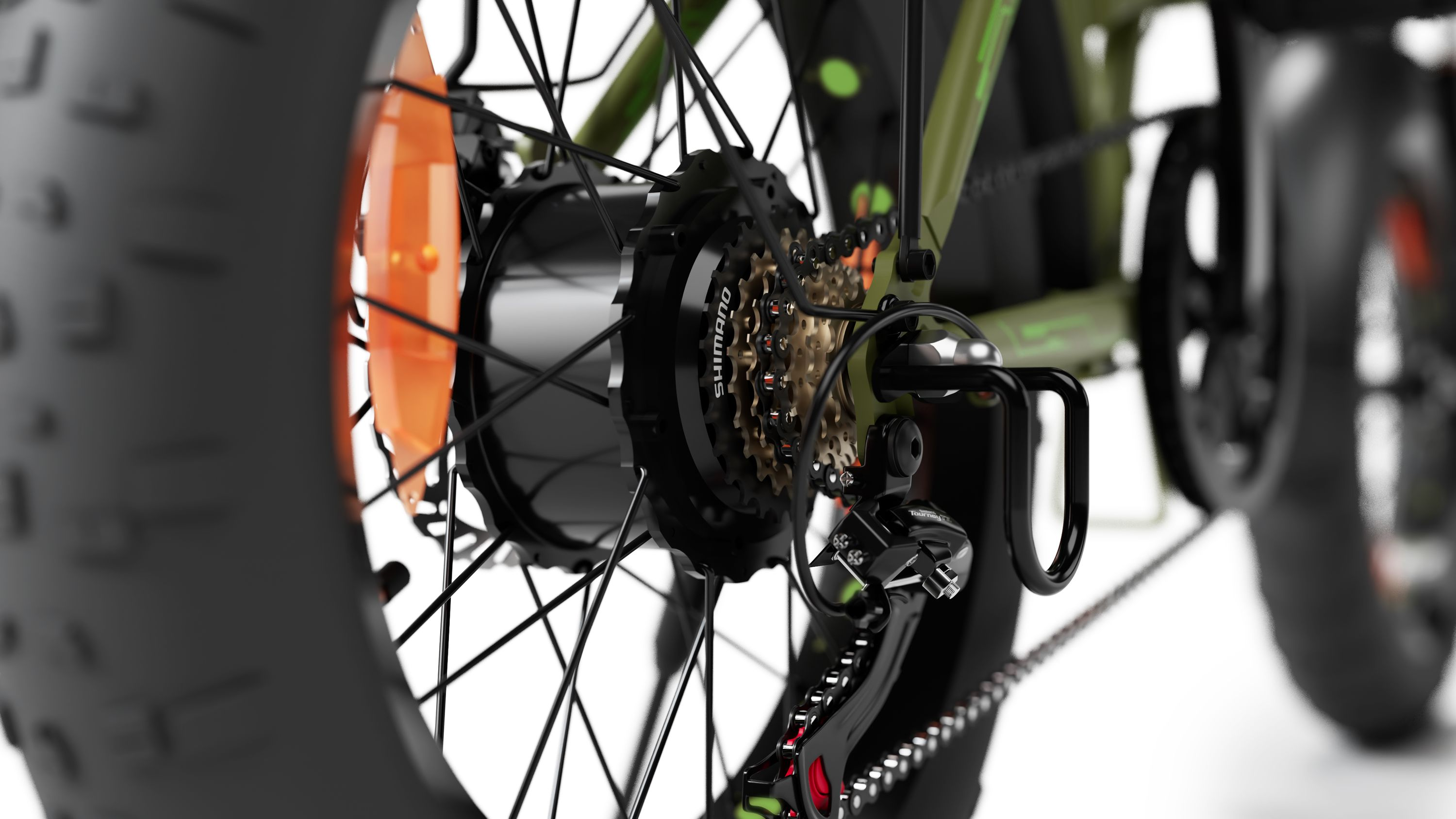 Nahaufnahme von Hinterrad und Gängen eines Elektrofahrrads. Das Fahrrad ist grün und schwarz, mit einem Shimano-Getriebesystem.
