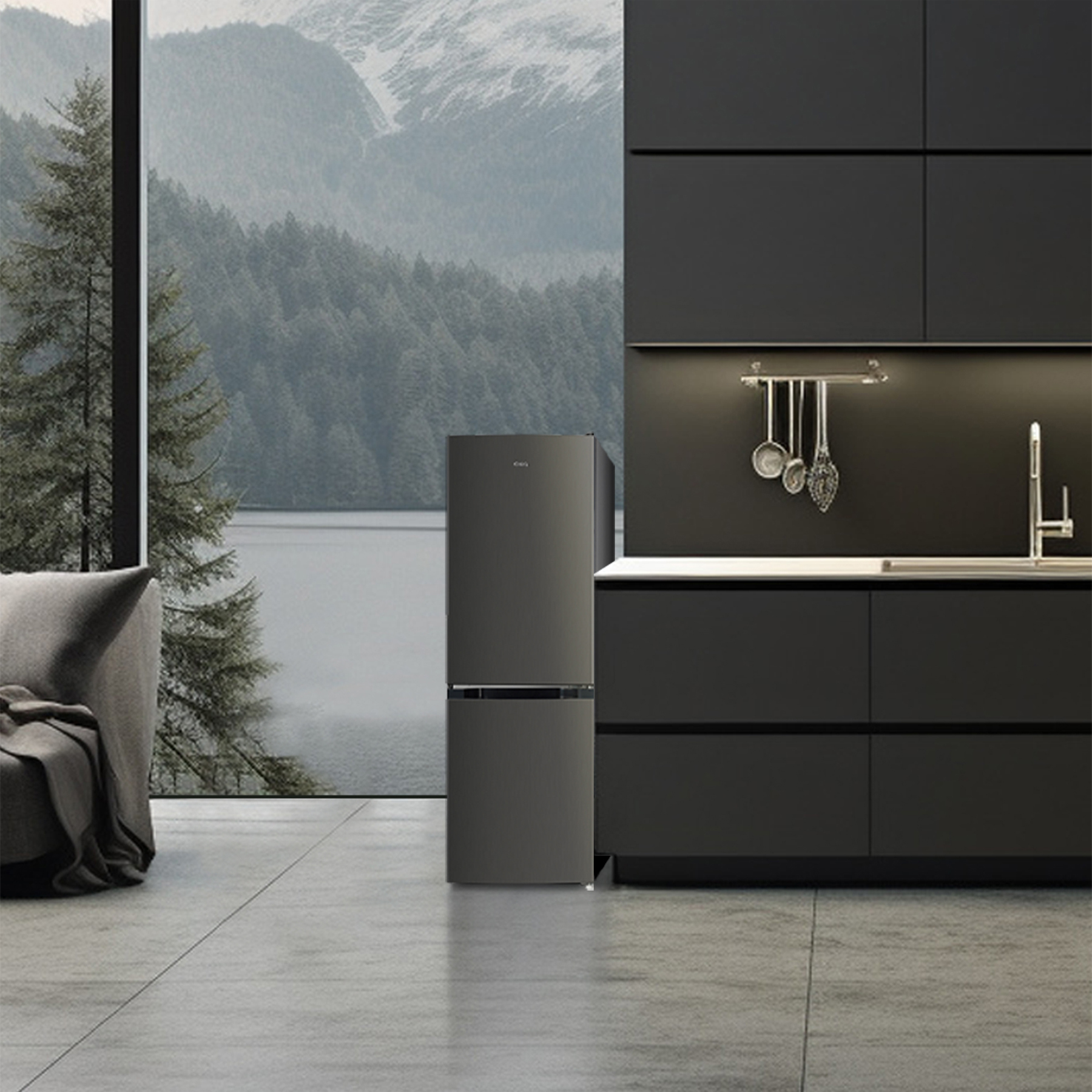 Moderne Küche mit grauem Kühlschrank, dunklen Schränken und malerischem Blick auf Berg und See.