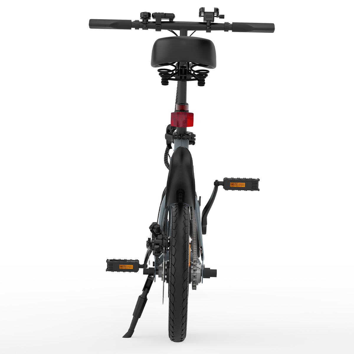Vista posteriore di una e-bike. Ha sella, pedali, catena e luce posteriore. La bici è grigia.