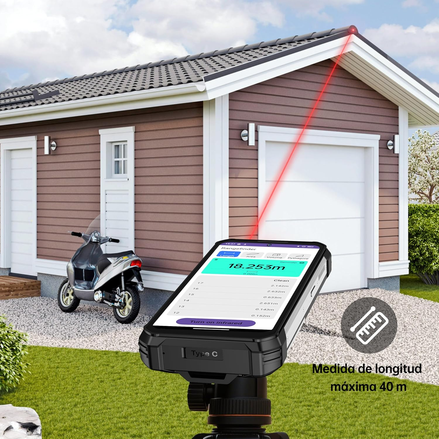 Un dispositivo su un treppiede misura una casa con uno scooter e un garage sullo sfondo.