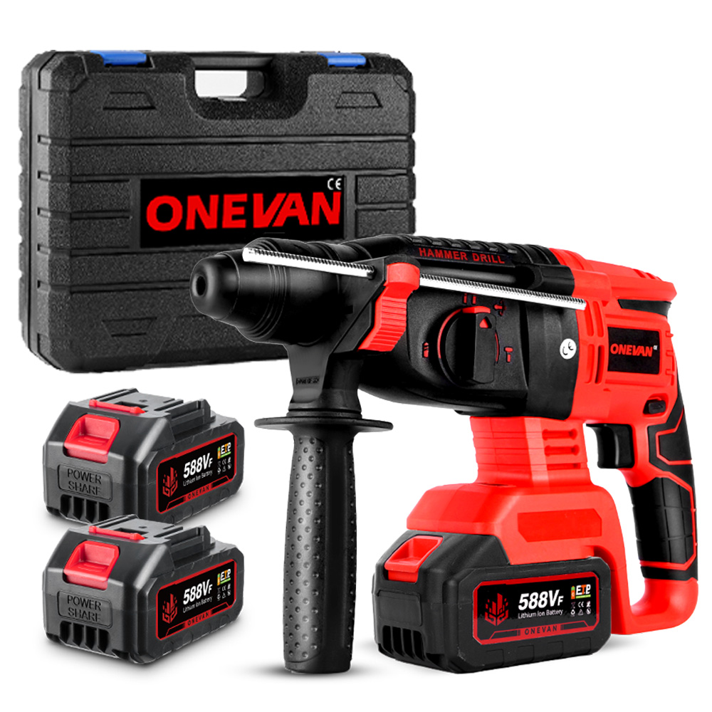 Ein roter und schwarzer Hammerbohrer und zwei Batterien in einem schwarzen Koffer. Der Bohrer hat das 'ONEVAN'-Logo und einen Griff.