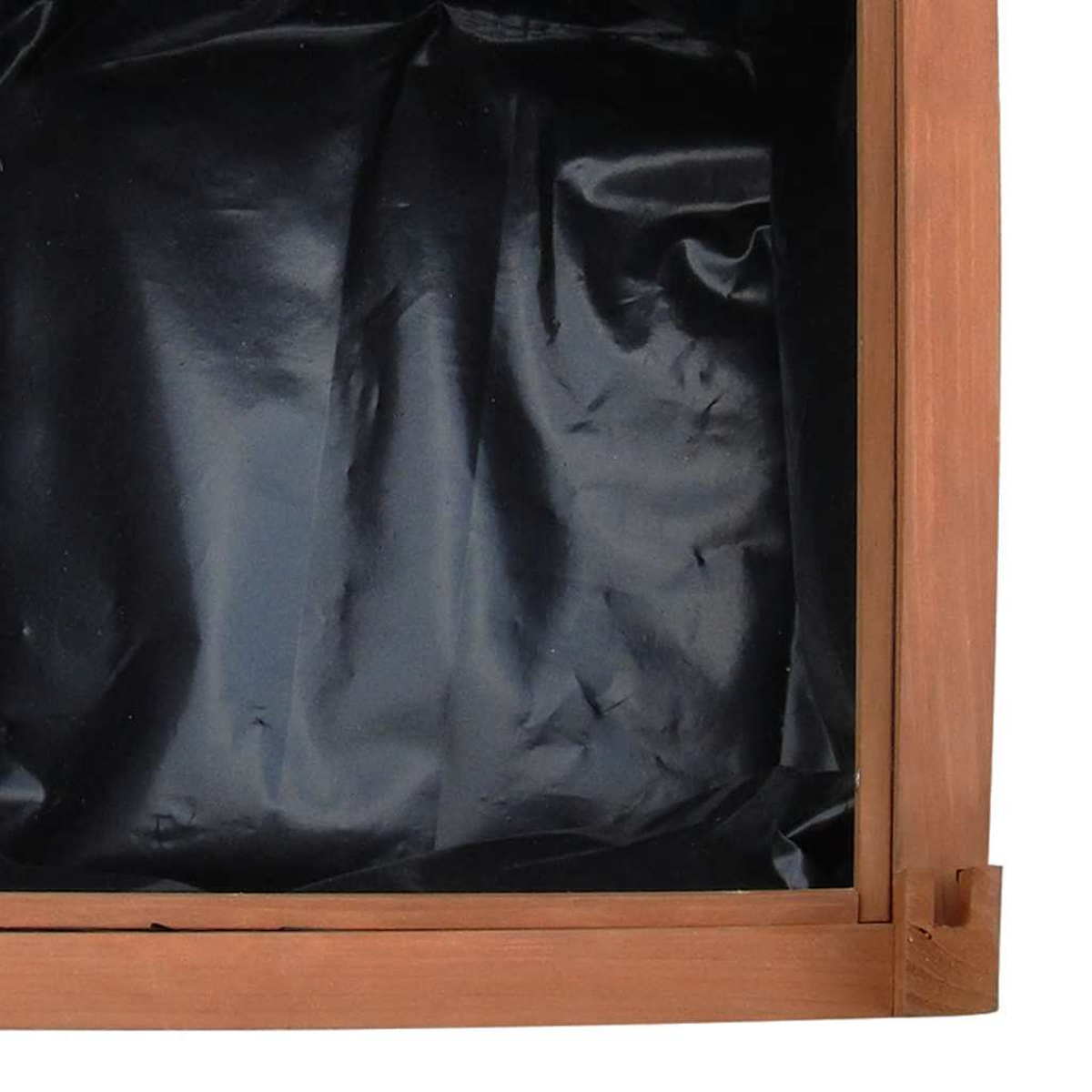 Eine schwarze Plastikfolie befindet sich in einem Holzrahmen auf weißem Hintergrund.
