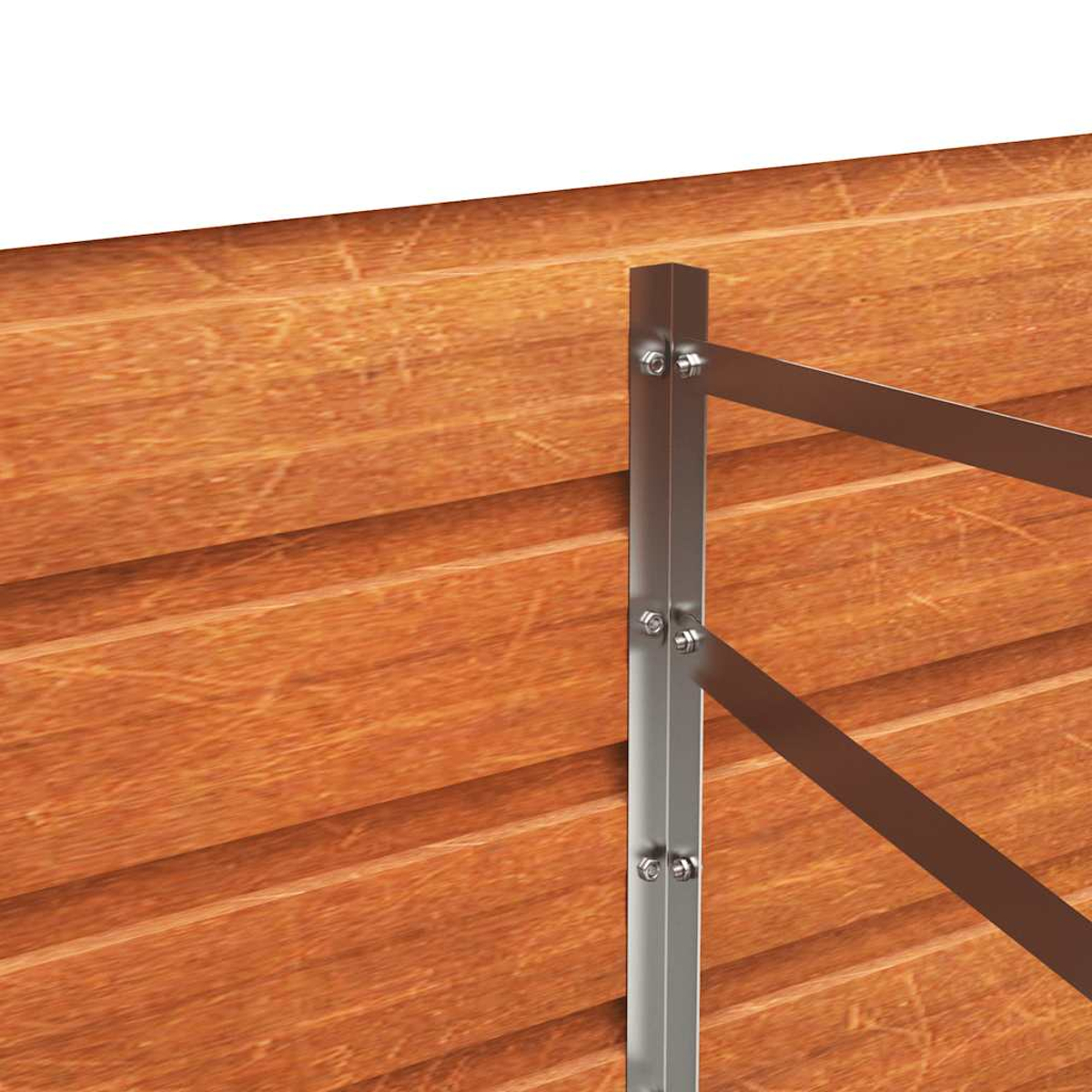 Nahaufnahme von Holzplanken mit Metallstützen und Schrauben, Seitenansicht.