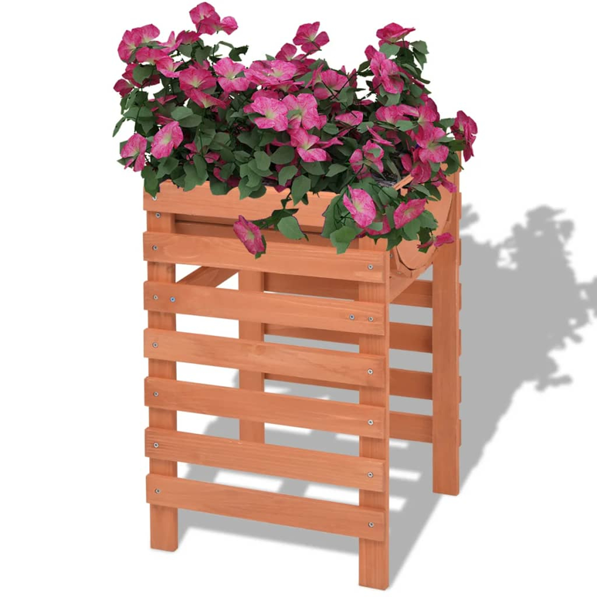 Holzpflanzer gefüllt mit rosa Blumen und grünen Blättern. Auf weißem Hintergrund.