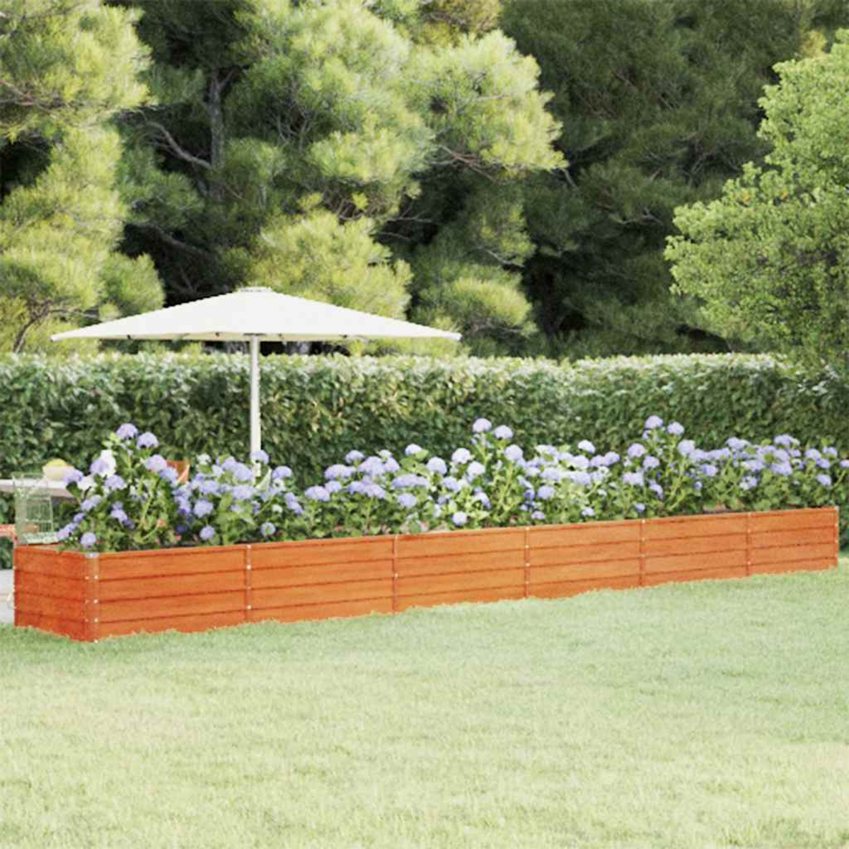 Gartenszene mit Blumen in einem Holzpflanzgefäß, einem weißen Sonnenschirm und Bäumen im Hintergrund.