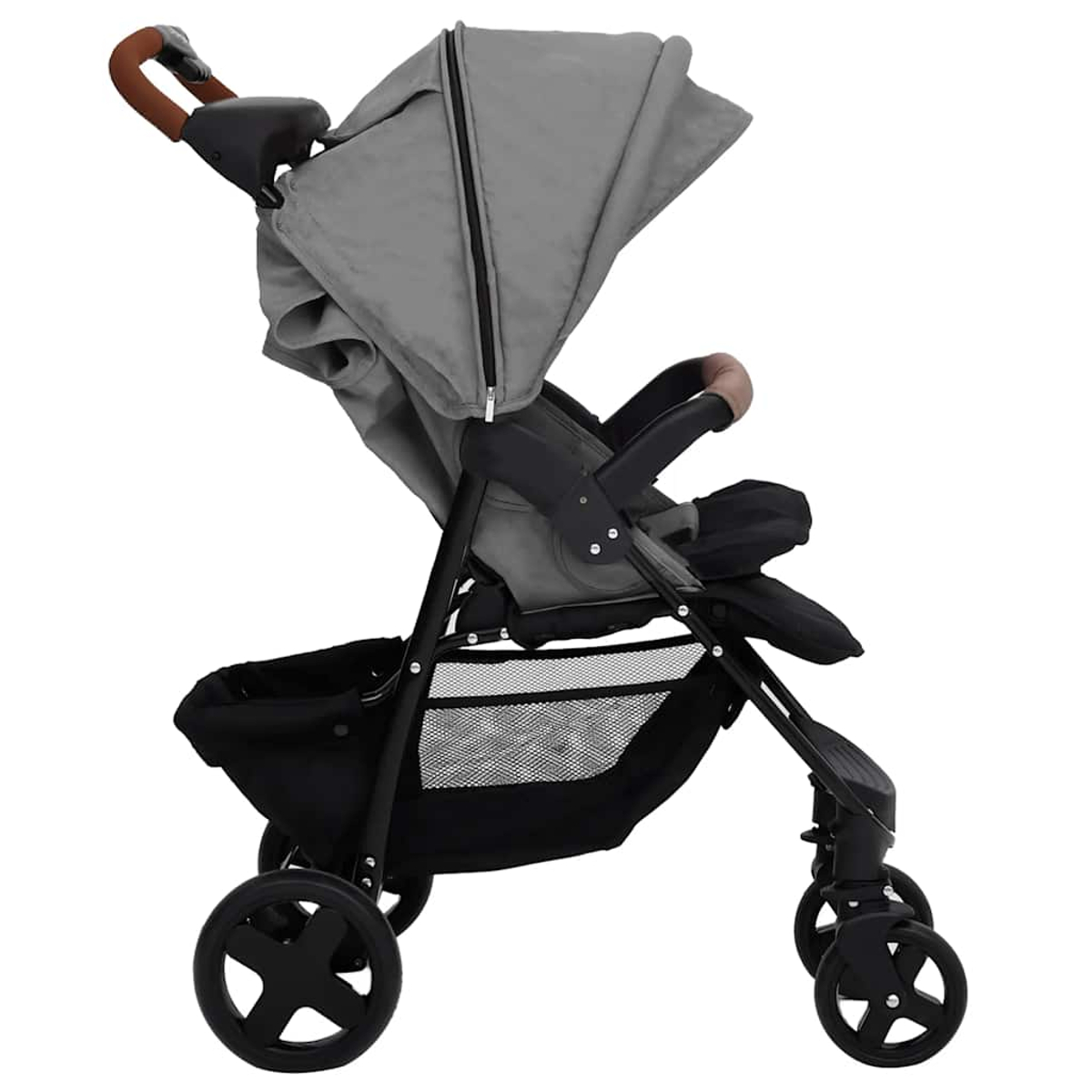 Ein grauer Kinderwagen mit schwarzem Korb, braunem Griff und ausgefahrenem Verdeck, vor weißem Hintergrund.
