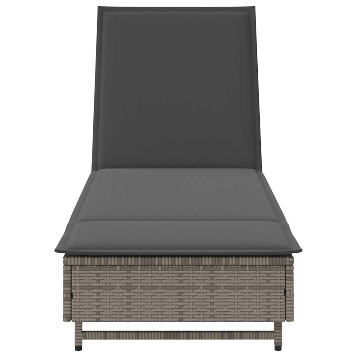 Una vista frontale di una chaise longue in vimini grigio con poggiatesta grigio scuro.