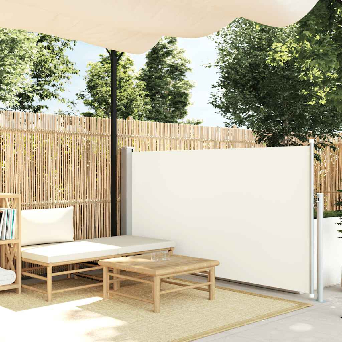 Una scena del patio con uno schermo bianco, una panca di legno, un tavolo e una recinzione di bambù.