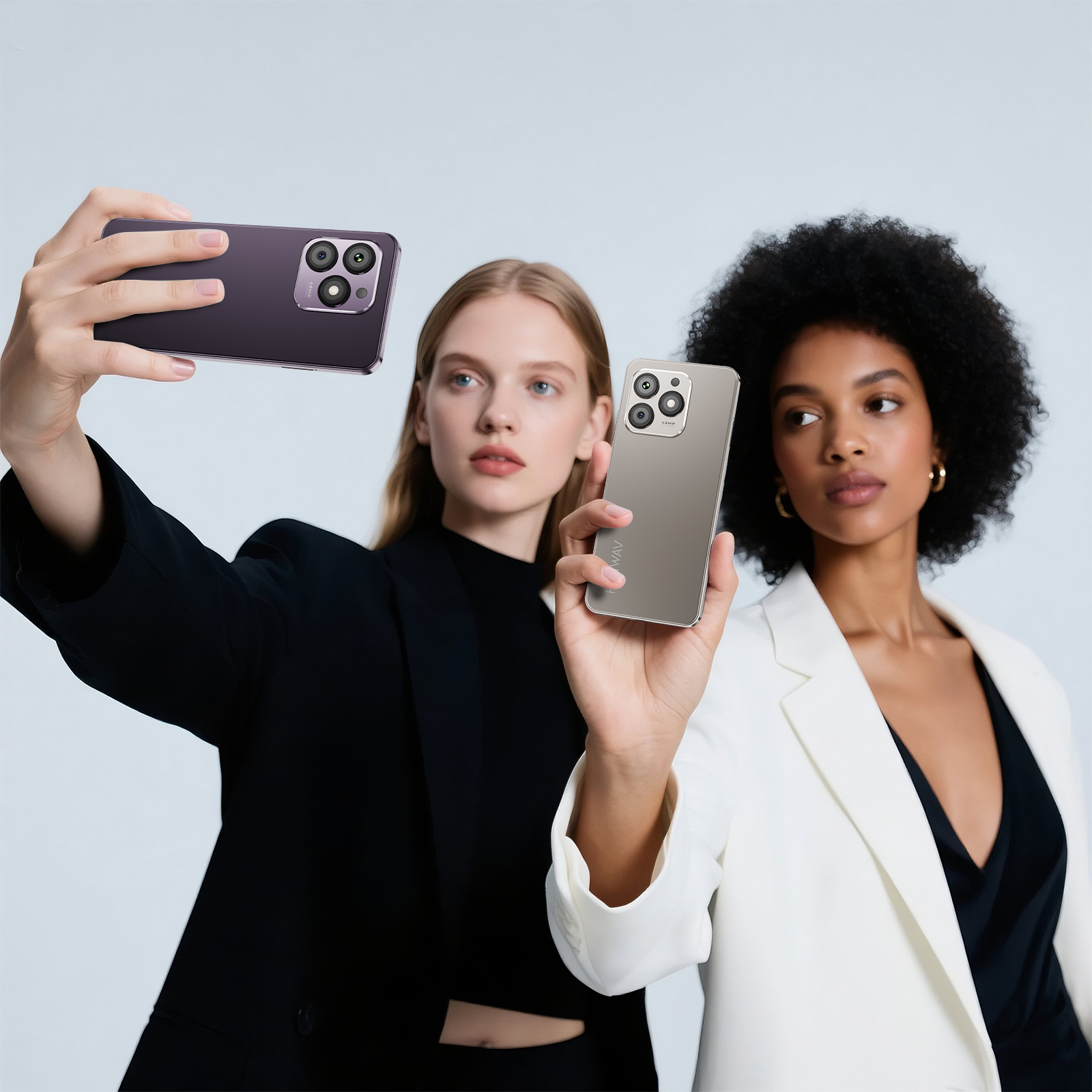 Dwie kobiety trzymające smartfony. Jedna ma fioletowy telefon, druga srebrny. Obie robią selfie.