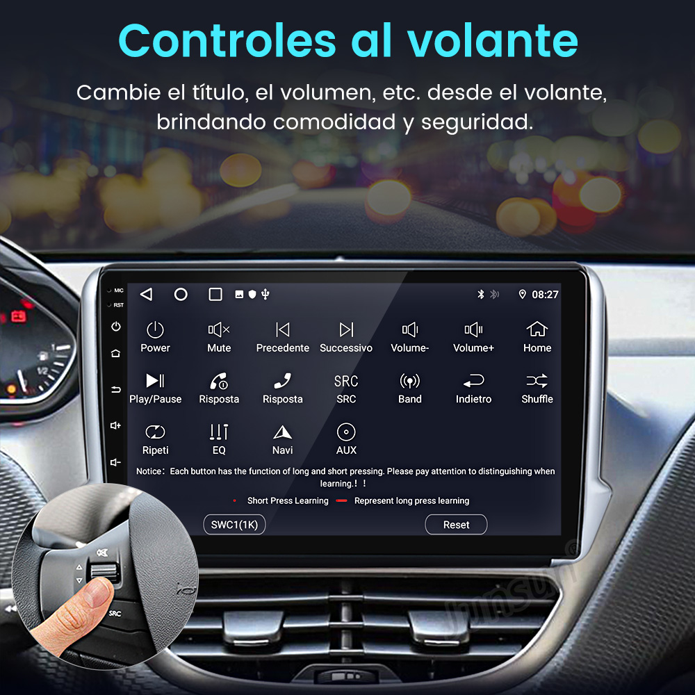 Primer plano de una mano usando los controles del volante en la pantalla multimedia del coche, mostrando las funciones de los botones.