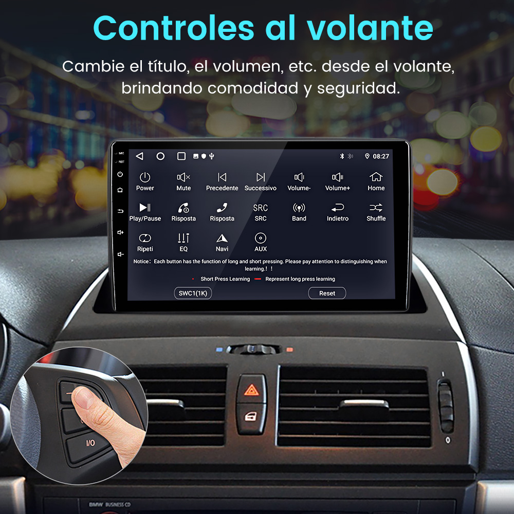 Volante de coche con botones. Un dedo pulsa un botón. El salpicadero del coche está en el fondo.