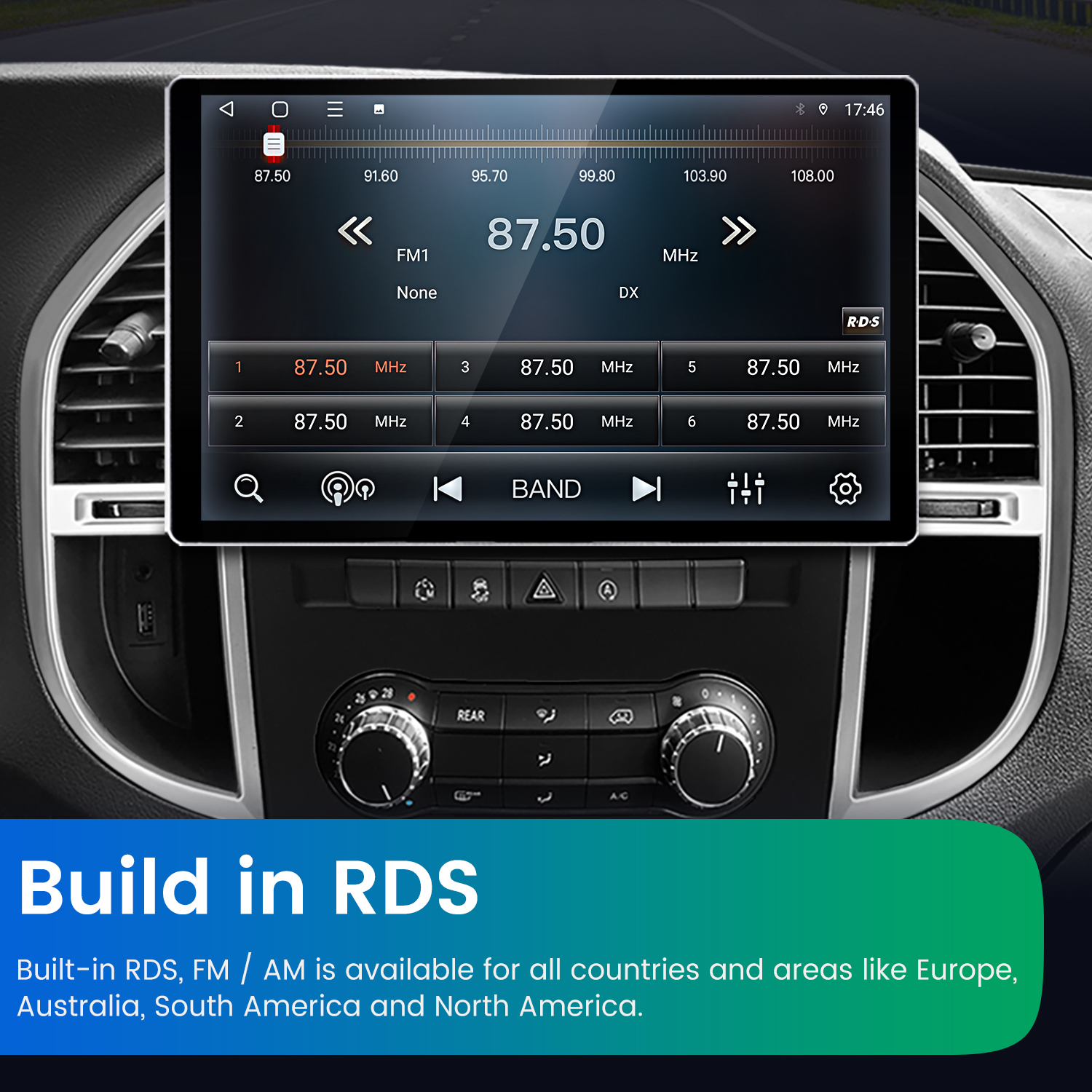 Pantalla del estéreo del coche mostrando información de radio. Muestra la frecuencia de radio y el salpicadero del coche.