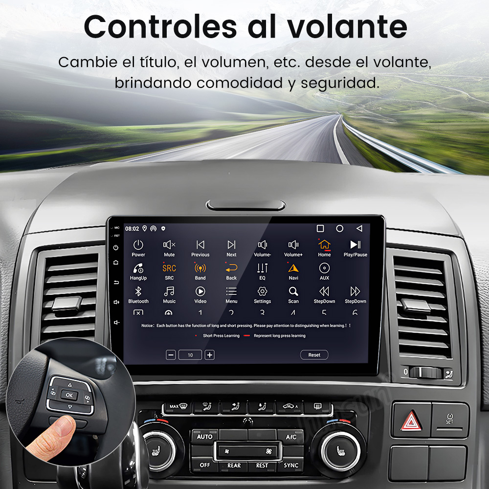 Estéreo de coche con pantalla mostrando ajustes. Una mano pulsa un botón en el volante. El fondo es un interior de coche.