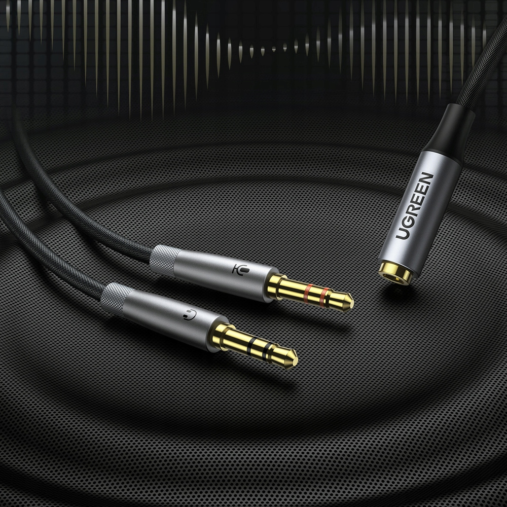 Tre cavi audio UGREEN argentati con connettori dorati. Due sono collegati, uno è separato.