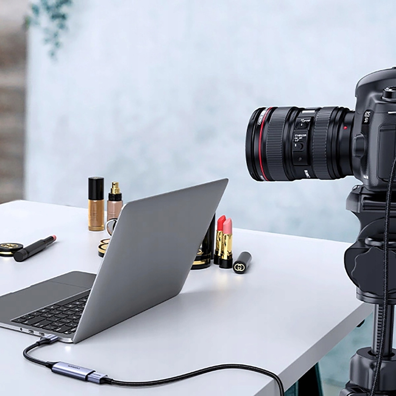 Trzy gniazda audio, dwa dla mikrofonu i słuchawek oraz jedno do połączenia.