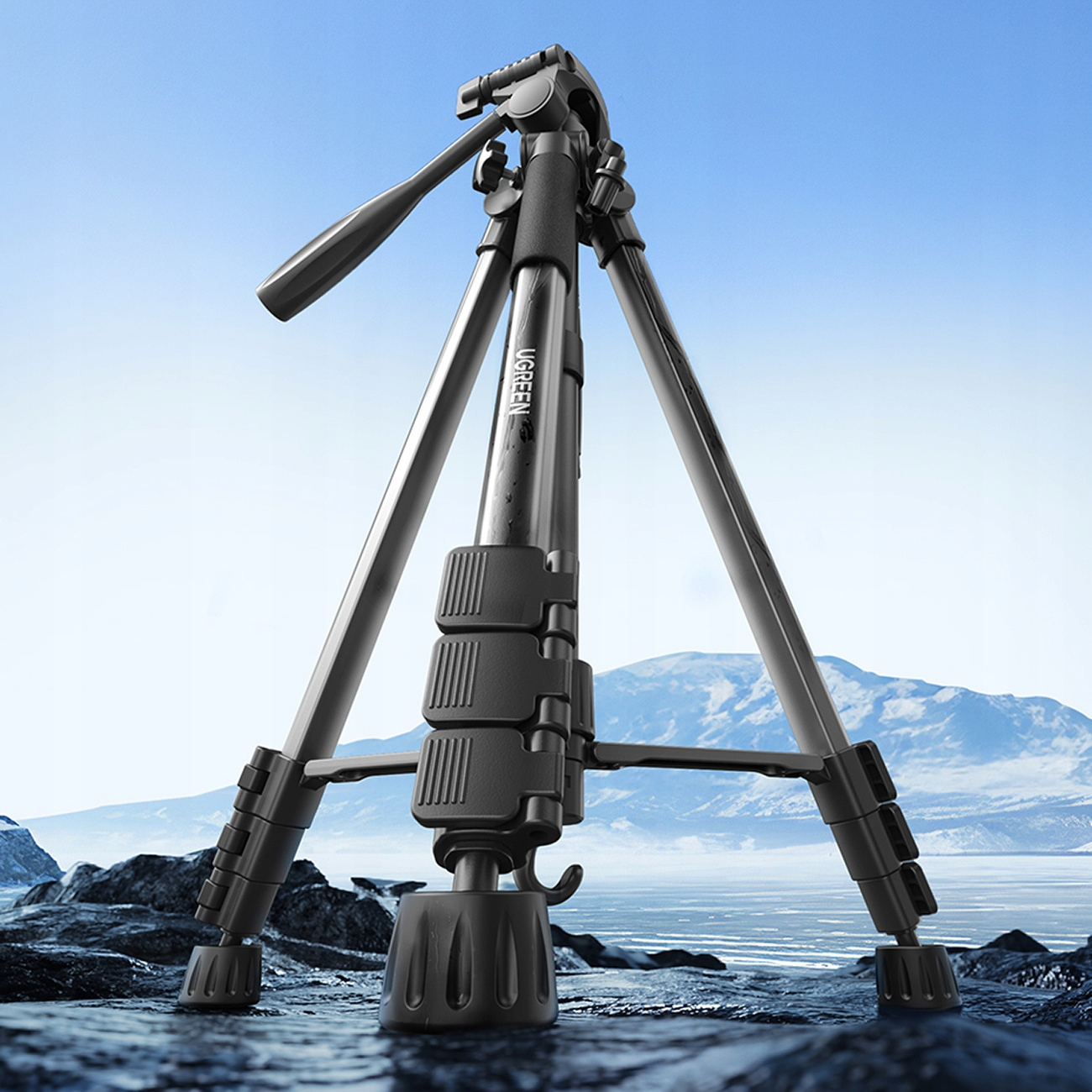 Mavi gökyüzü ile parlak bir günde siyah bir tripod. Fotoğraf çekimi için hazır.