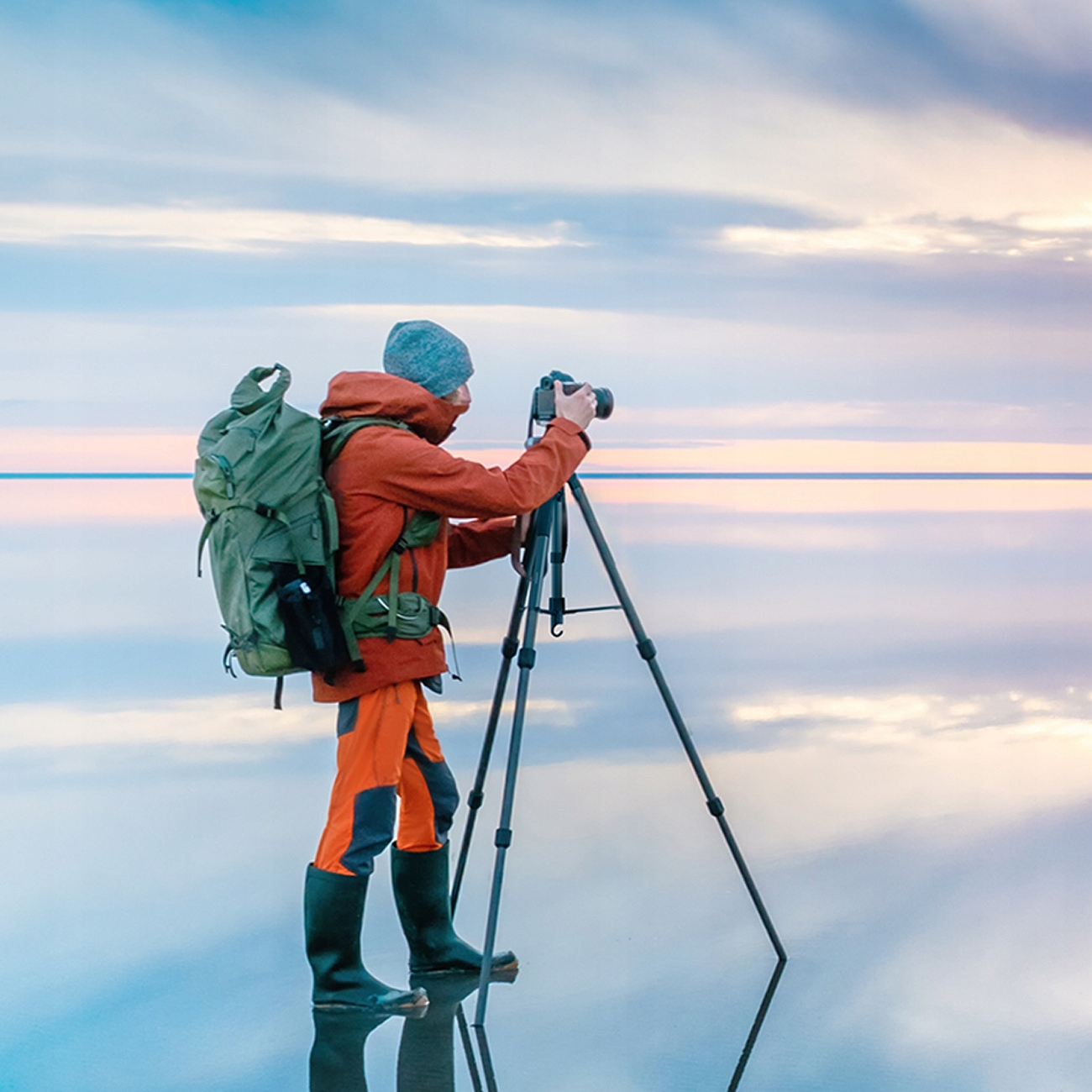 Fotoğrafçı, bir tripod ile fotoğraf çekerken yansıtıcı bir yüzeyde.