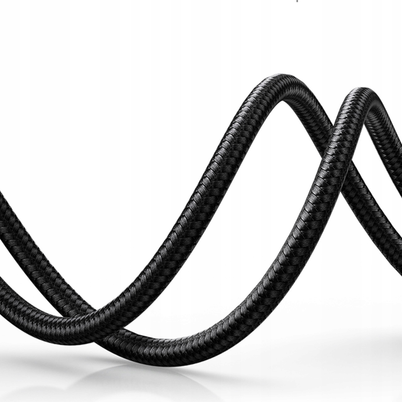 Czarny, pleciony kabel w falistym kształcie.