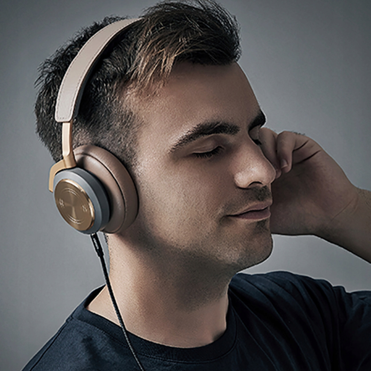 Mężczyzna w słuchawkach, oczy zamknięte.