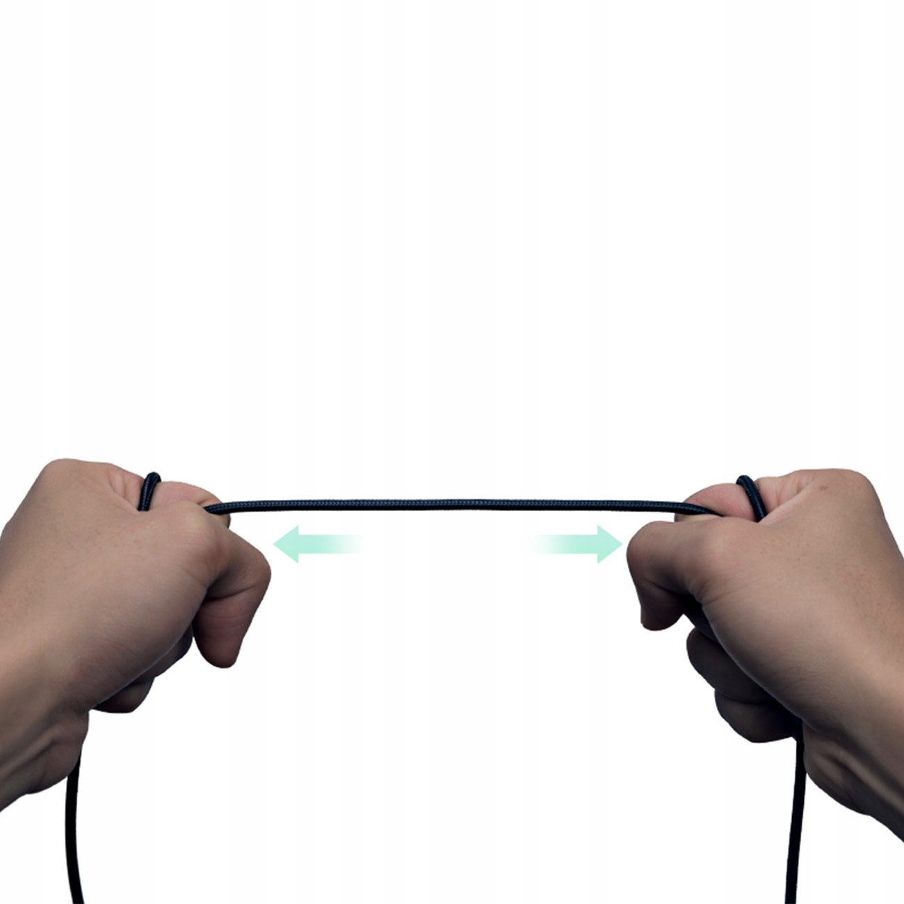 Dwie dłonie rozciągające czarny kabel ze strzałkami wskazującymi napięcie, na białym tle.