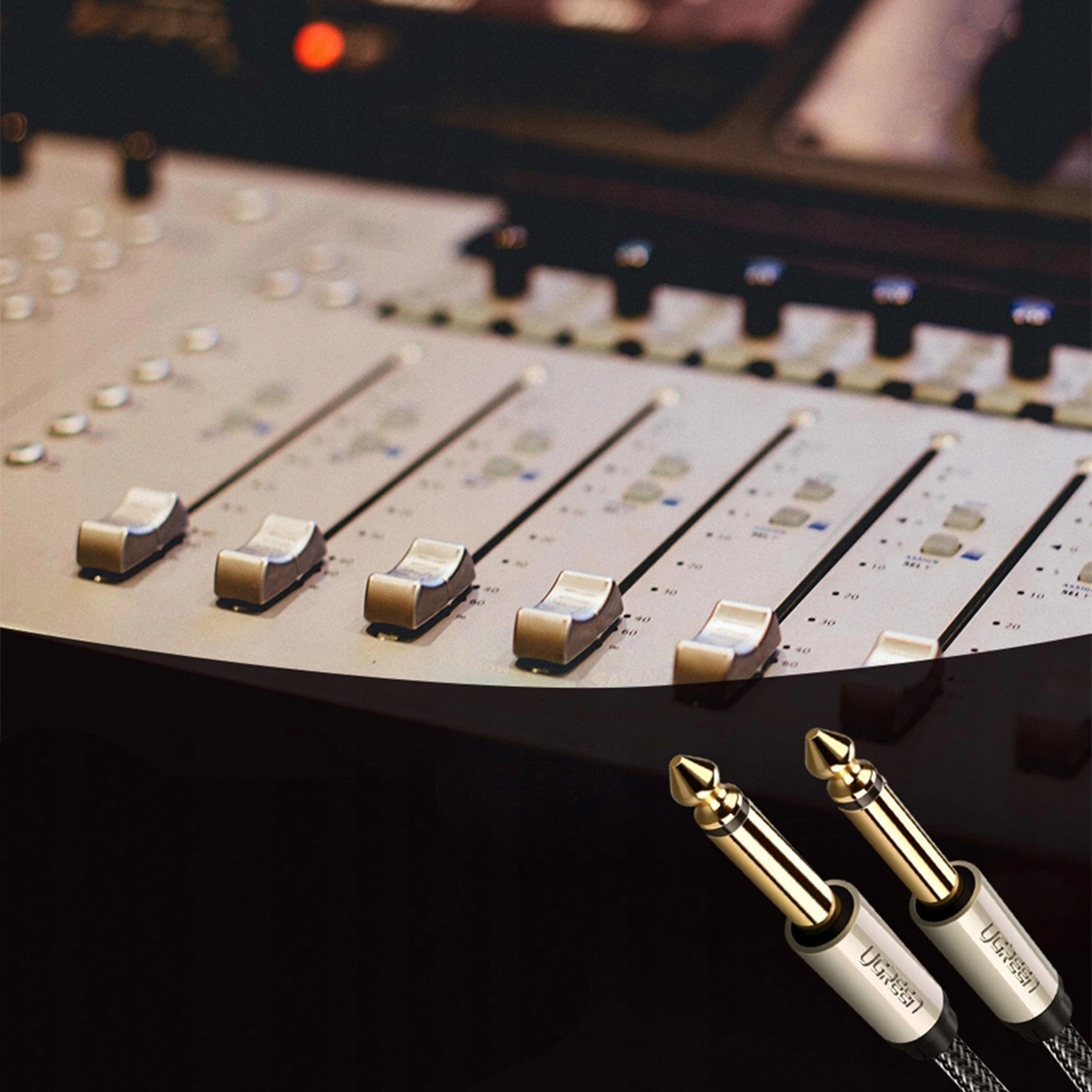 Mikser audio z suwakami i kablami.