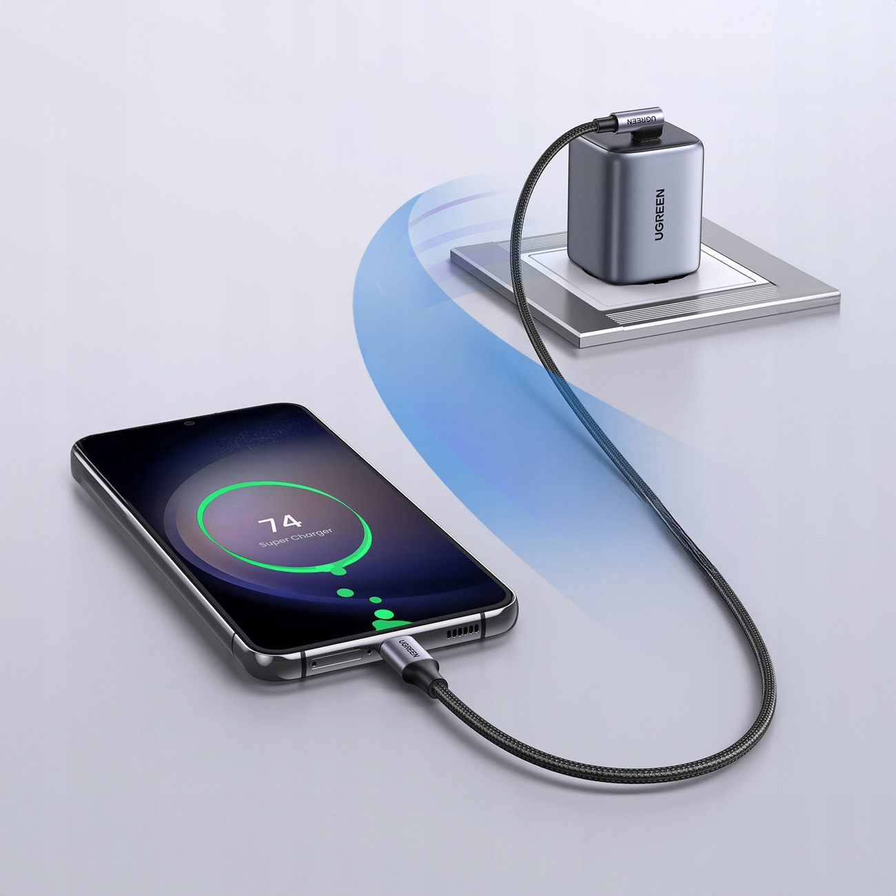 Smartfon ładuje się za pomocą ładowarki UGREEN. Telefon pokazuje wskaźnik ładowania.