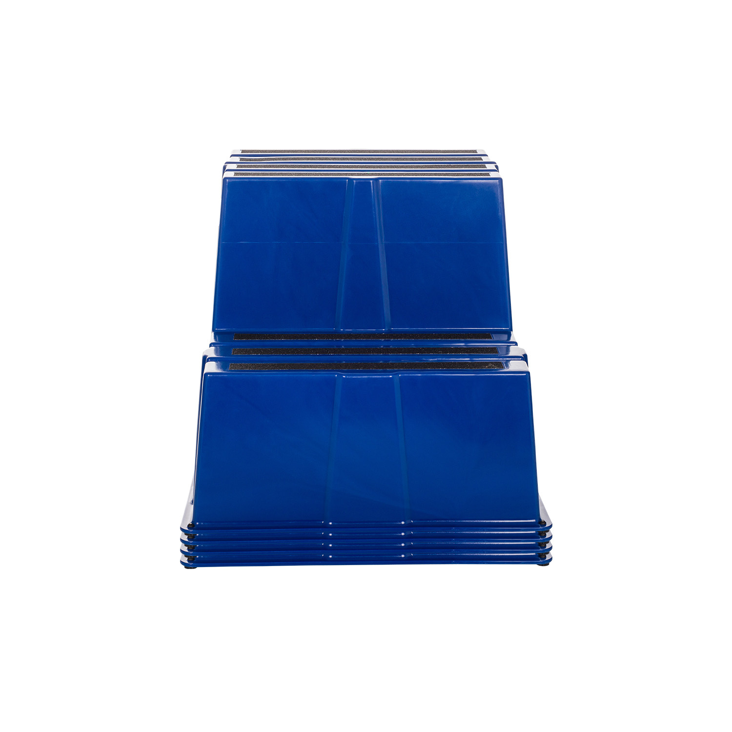 Ein blauer Tritthocker, von der Seite aufgenommen, zeigt seine zwei Stufen. Der Hocker steht auf weißer Oberfläche.