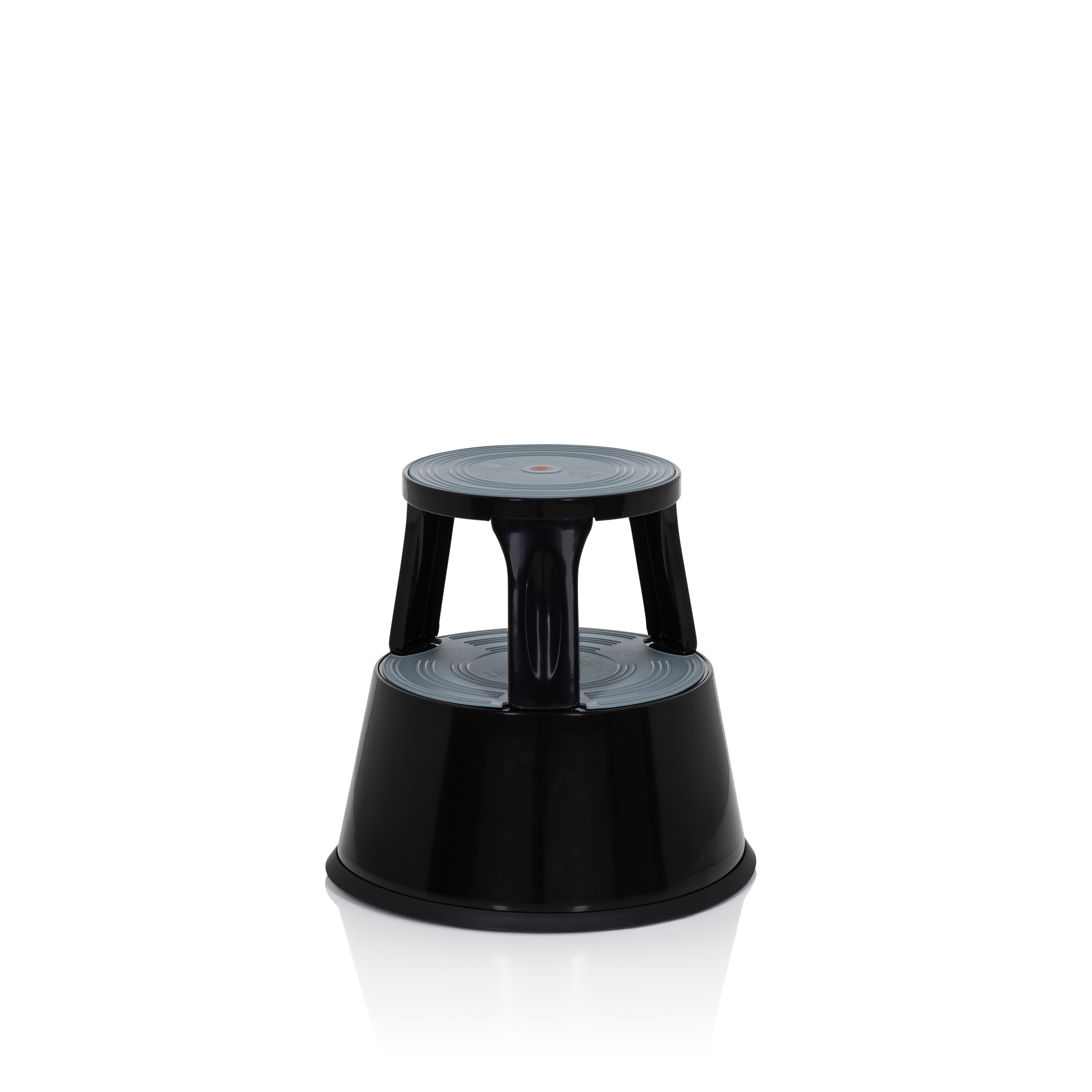 Ein schwarzer Trittschemel auf weißem Hintergrund. Der Hocker hat ein zweistufiges Design.
