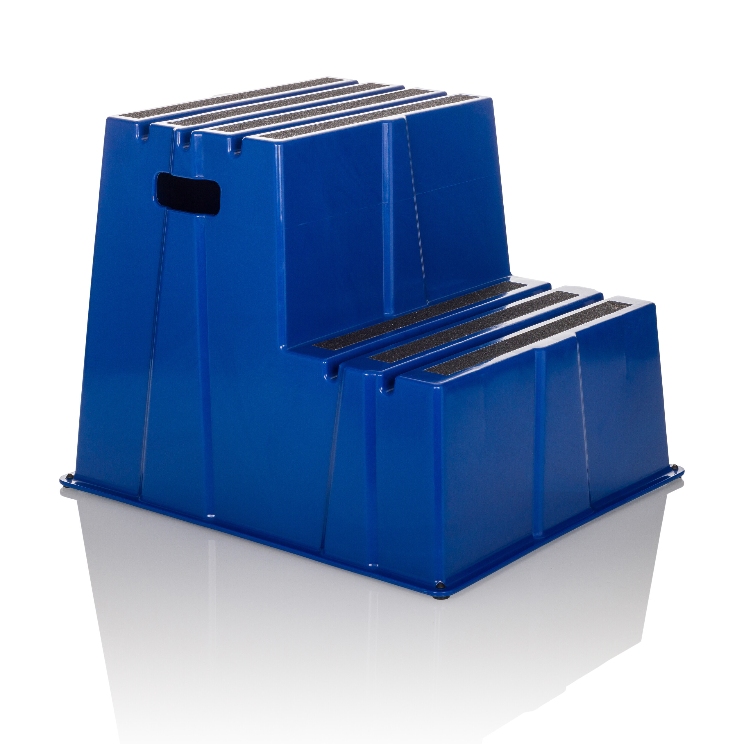 Ein blauer Zweistufen-Hocker. Der Hocker hat eine rechteckige Form mit schwarzen rutschfesten Trittflächen.
