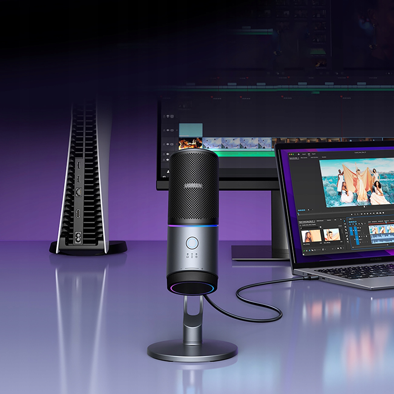 Mikrofon stoi przed konfiguracją komputera z PlayStation 5 po lewej stronie.