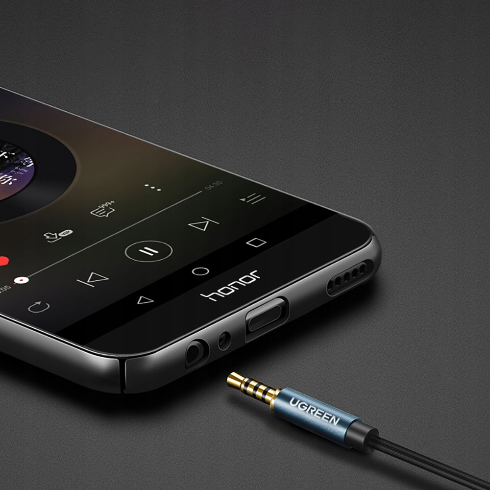 Smartfon z gniazdem słuchawkowym i włożonym kablem audio, z marką UGREEN.