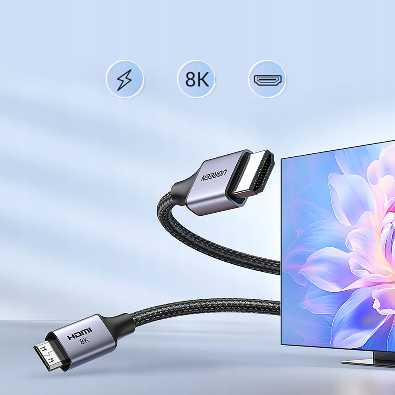 Kabel HDMI z marką 'UGREEN' podłączony do telewizora wyświetlającego obraz kwiatowy i ikony 8K i błyskawicy.