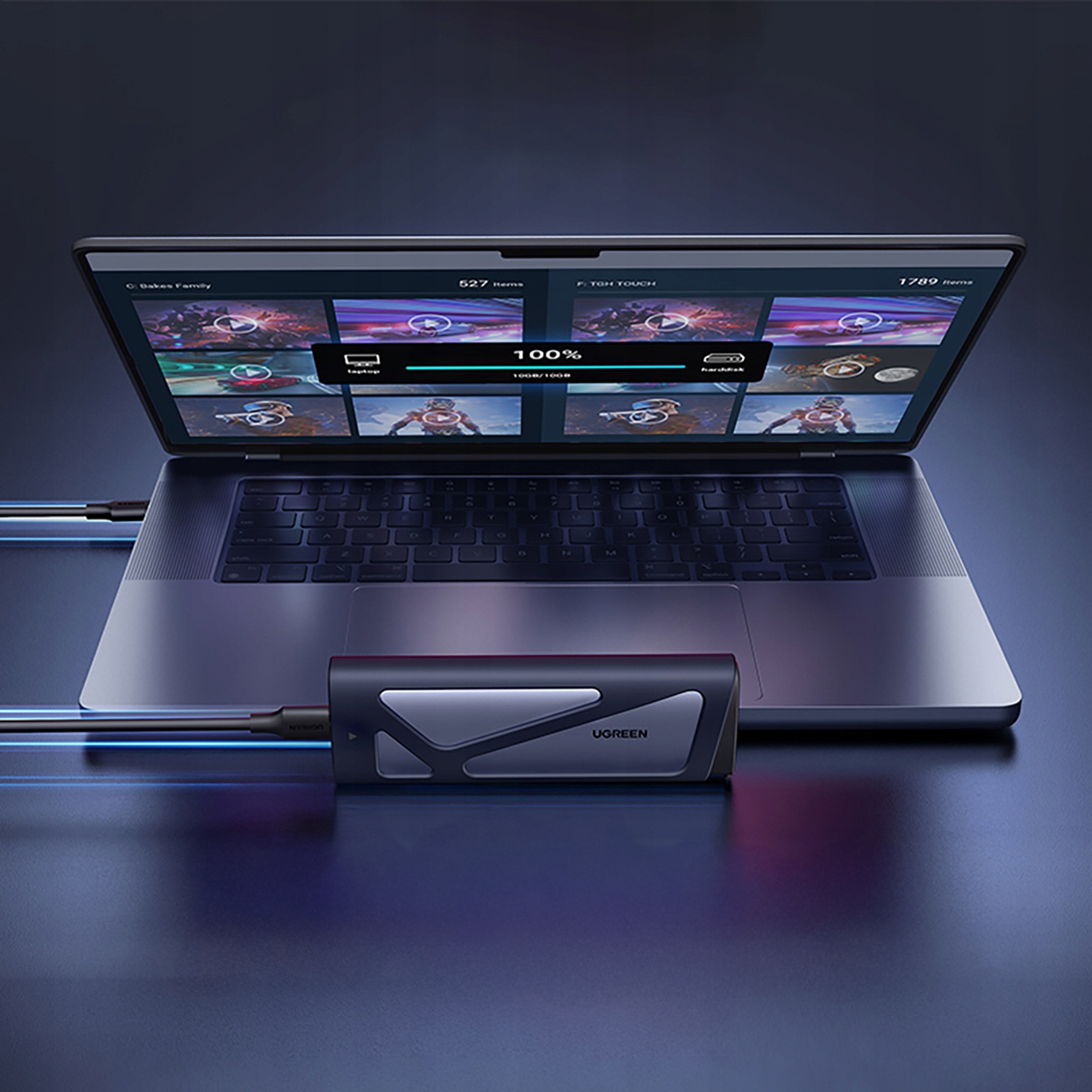 Laptop podłączony do zewnętrznego dysku SSD UGREEN, z paskiem ładowania.