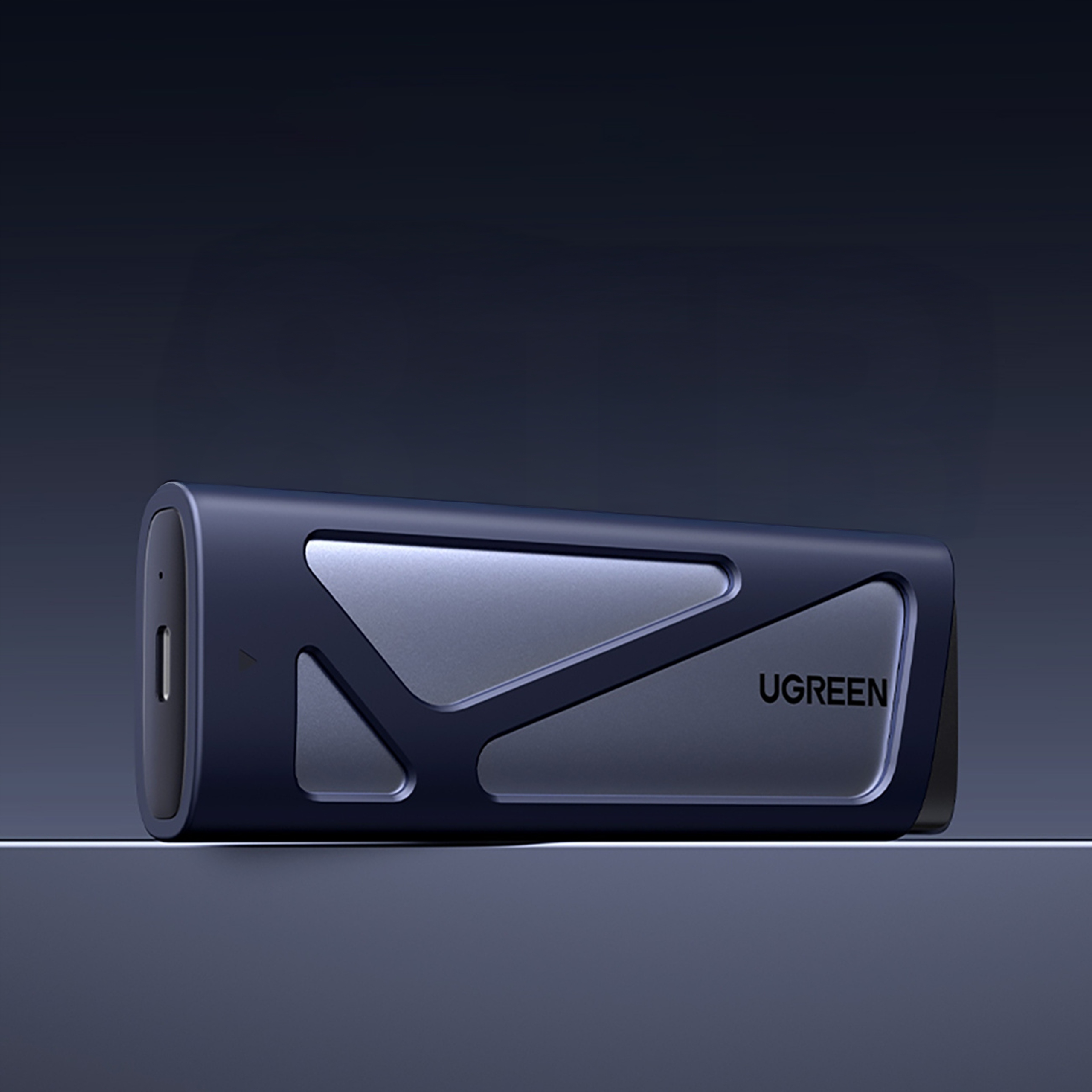 Ciemnoniebieski zewnętrzny dysk SSD z logo UGREEN, na ciemnym tle.