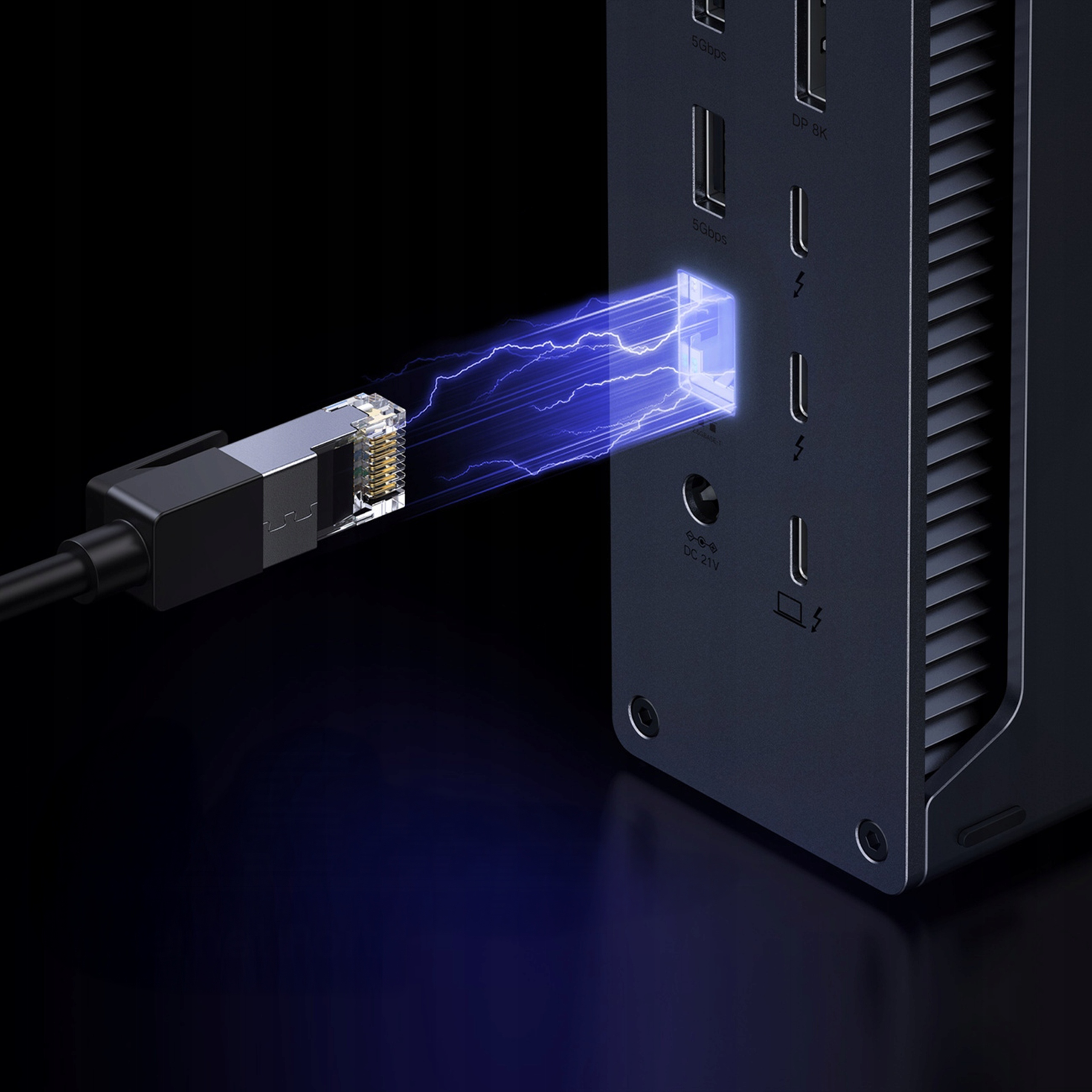 Kabel sieciowy podłączony do stacji dokującej UGREEN, z niebieskim efektem.
