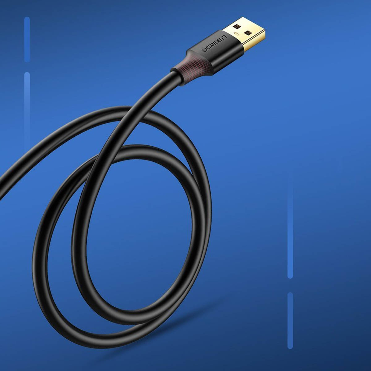 Czarny kabel USB ze złotym złączem USB. Kabel jest zakrzywiony na niebieskim tle.