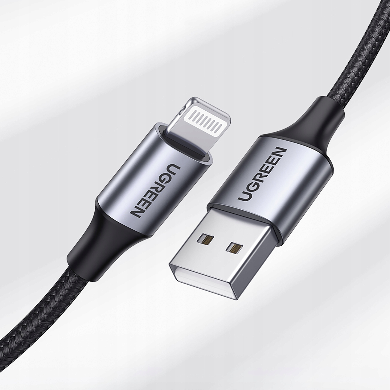 Bir UGREEN Lightning - USB kablosunun yakın çekimi. Konnektörler gümüş rengindedir ve kablo siyahtır.